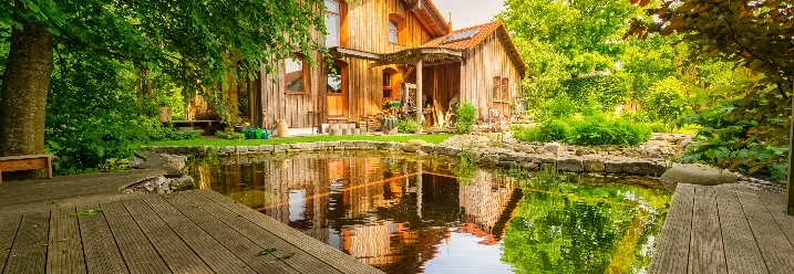 Holzterrasse und Schwimmteich im Garten